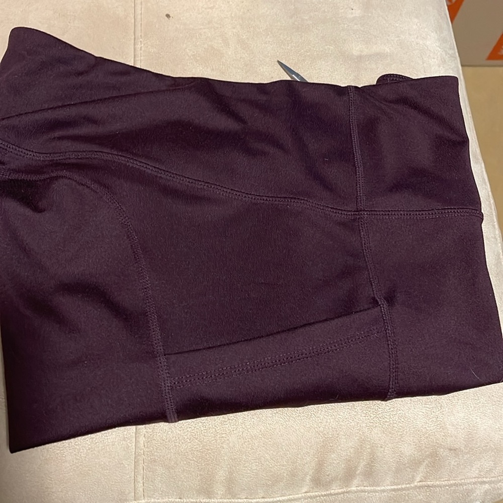 Zella ankle leggings with pockets on both legs. Bordeaux wine color.